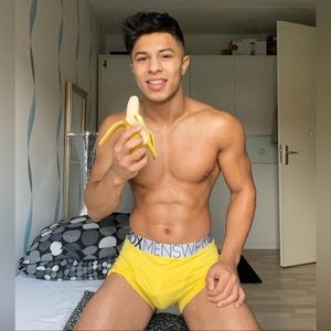 BOX MENSWEAR FEATURE FIT - SCARY CANARY BOXER SHORTS SIZE SMALL